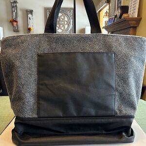 DSW Travel Tote Bag W/Zip Shoe Compartment Hard Bottom NWOT